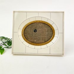 Eleganter Rahmen mit goldener Ovalfassung