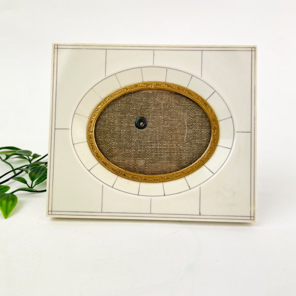 Eleganter Rahmen mit goldener Ovalfassung