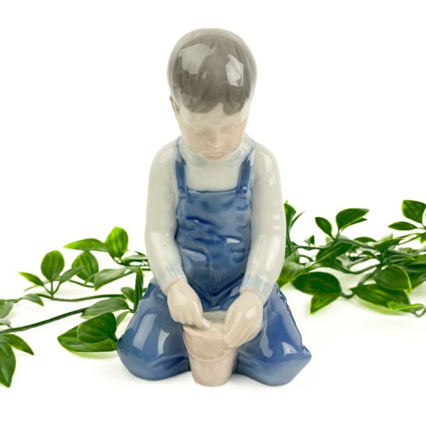 B&G figur 2127 Dreng med spand