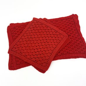 Fire r�de d�kkeservietter og fire mundservietter