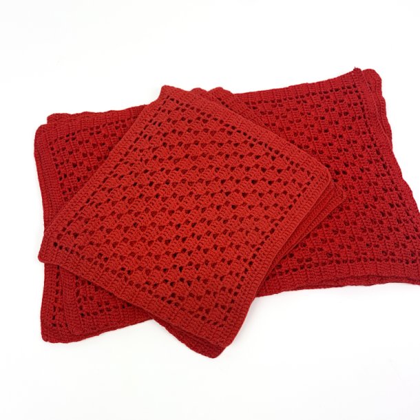 Fire r�de d�kkeservietter og fire mundservietter