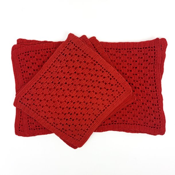 Fire r�de d�kkeservietter og fire mundservietter