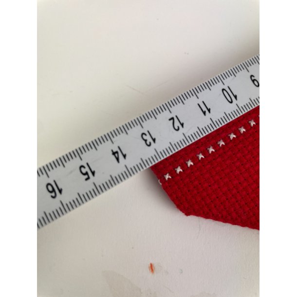 Fire r�de broderede retro mundservietter