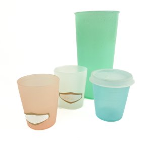 Vier Retro Tupperware Becher