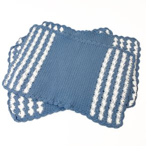 Vier gehkelte Retro-Platzsets in Blau und Wei