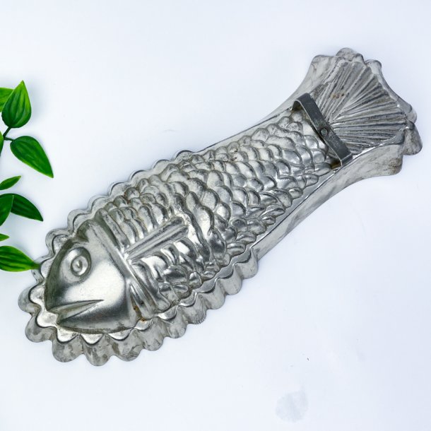 Vintage fiskeform i metal