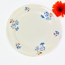 Flacher Teller mit blauen Blumen