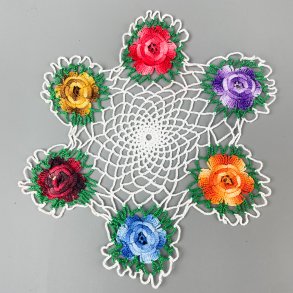 Gehkeltes Deckchen mit bunten Blumen 