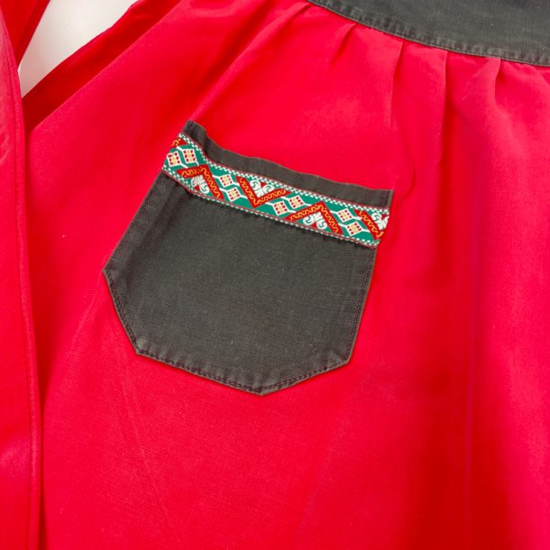 Rote Retro-Schrze mit gewebtem Band