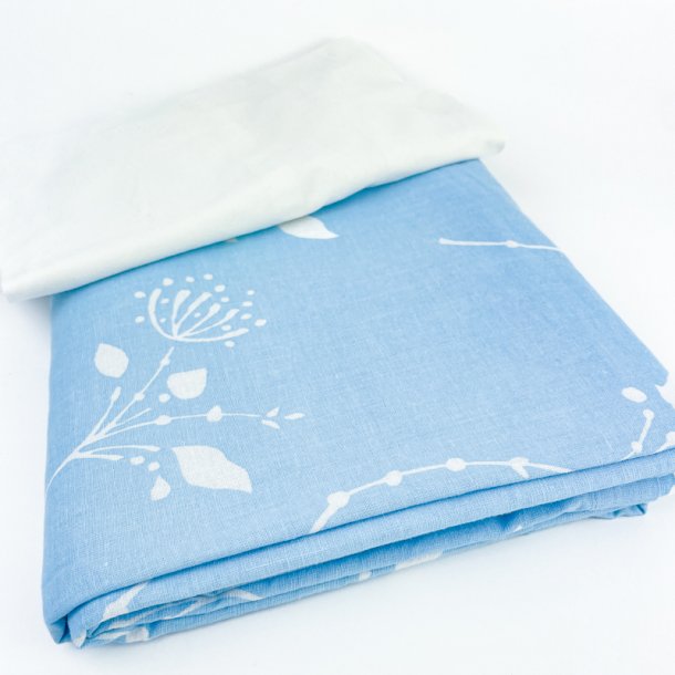 Lyseblt retro sengetj med hvidt mnster