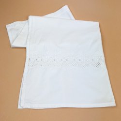 Hvidt retro caf�gardin broderet
