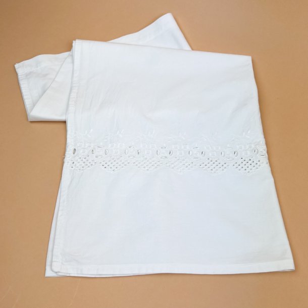 Hvidt retro caf�gardin broderet