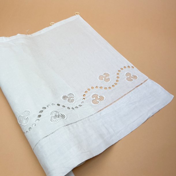 Hvidt antik cafegardin broderi