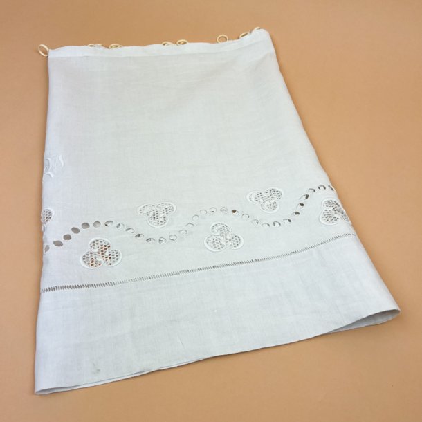 Hvidt antik cafegardin broderi