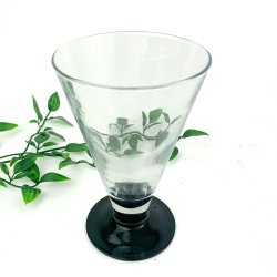 Retro glas med sort fod