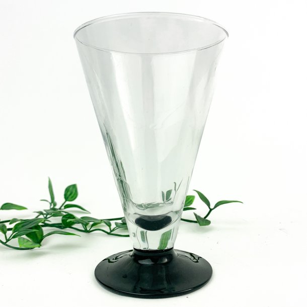 Retro glas med sort fod
