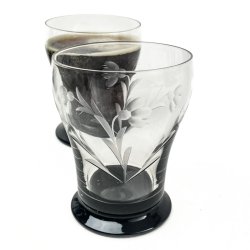 Vintage-Glas mit Blumenschliff