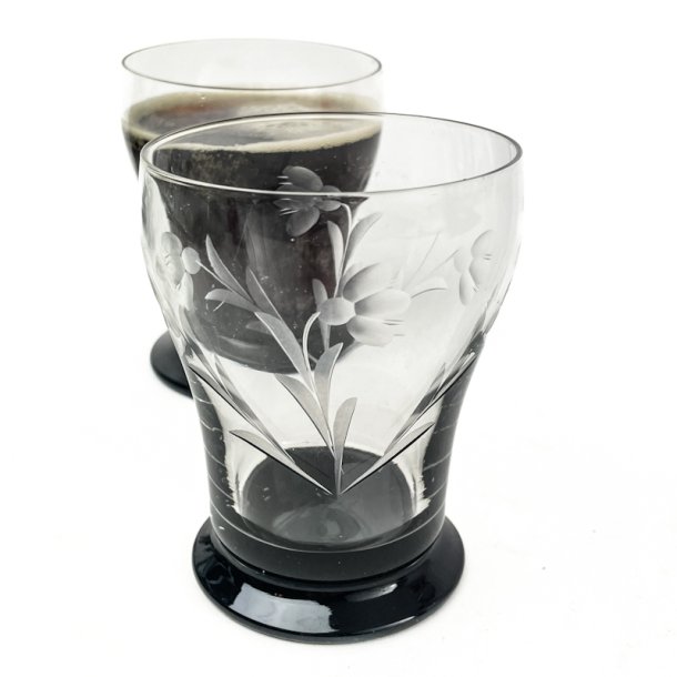 Vintage-Glas mit Blumenschliff