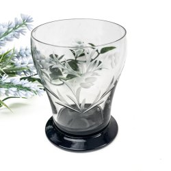 Vintage-Glas mit Blumenschliff