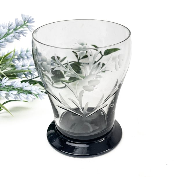 Vintage-Glas mit Blumenschliff