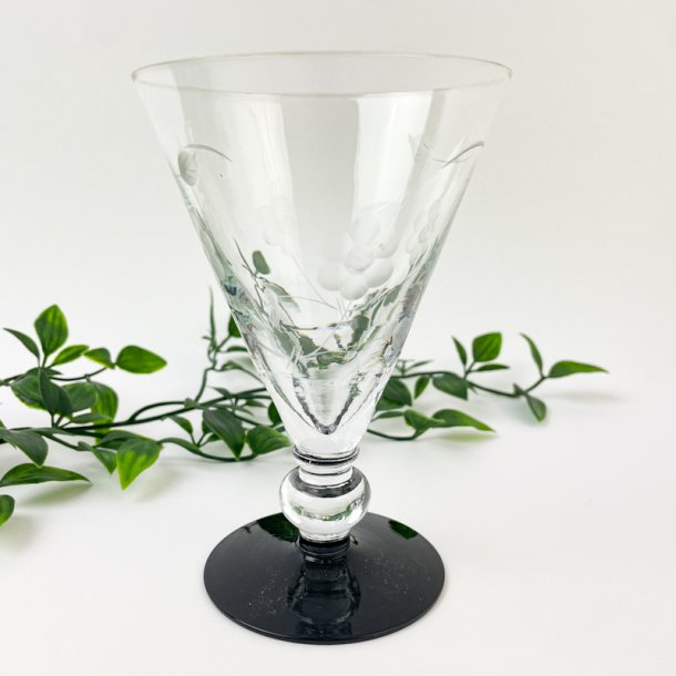 Rotweinglas mit schwarzem Fu - Lis, Holmegaard.