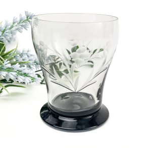 Vintage-Glas mit Blumenschliff