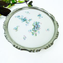 Vintage flaskebakke med bl� blomster 