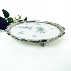 Vintage flaskebakke med bl� blomster 