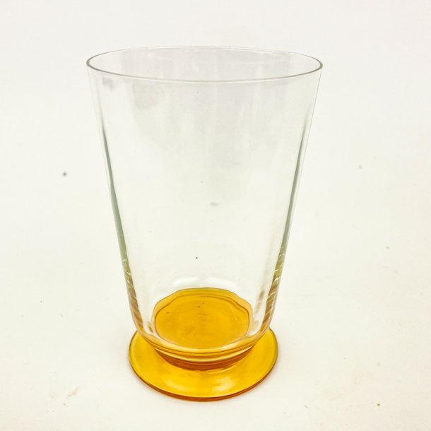 Ravgult vintage �lglas p� fod