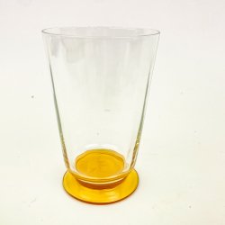Ravgult vintage �lglas p� fod