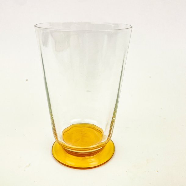 Ravgult vintage �lglas p� fod