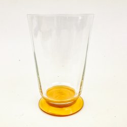 Ravgult vintage �lglas p� fod