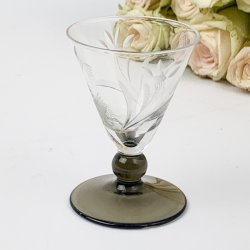 Schnapsglas auf rauchfarbenem Fu - Iwil, Holmegaard