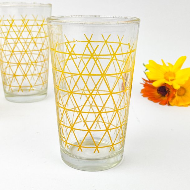 Retro-Glas mit gelbem Muster