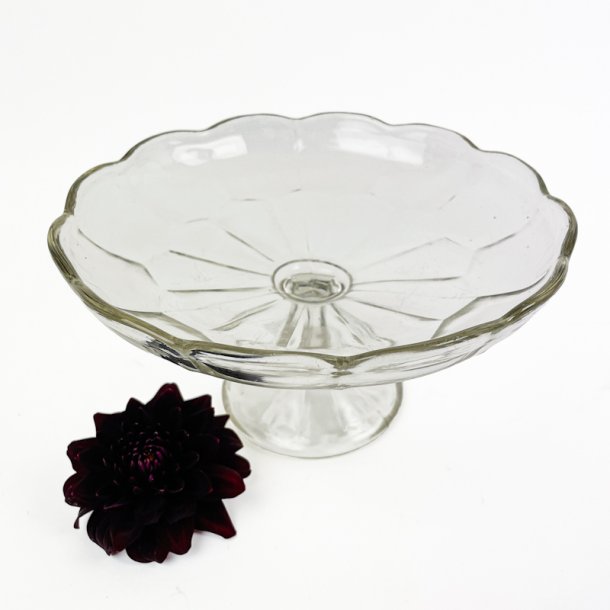 Dekorativ vintage glasopsats p� fod