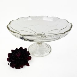 Dekorativ vintage glasopsats p� fod