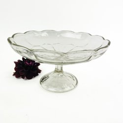 Dekorativ vintage glasopsats p� fod