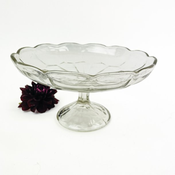 Dekorativ vintage glasopsats p� fod