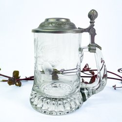 Antiker Glaskrug mit Zinn-Deckel