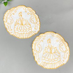 To hvide vintage flakoner med gult broderi