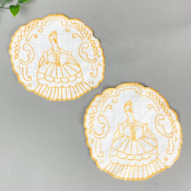 To hvide vintage flakoner med gult broderi