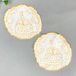 To hvide vintage flakoner med gult broderi