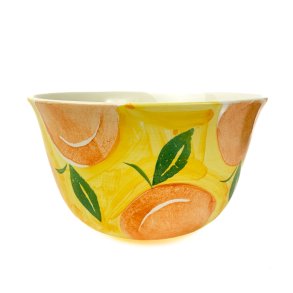 Gelbe Servierschale mit Fruchtmotiv