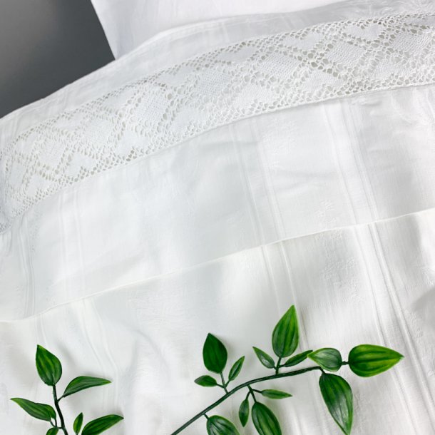 Hvid vintage babysenget�j med mellemv�rk