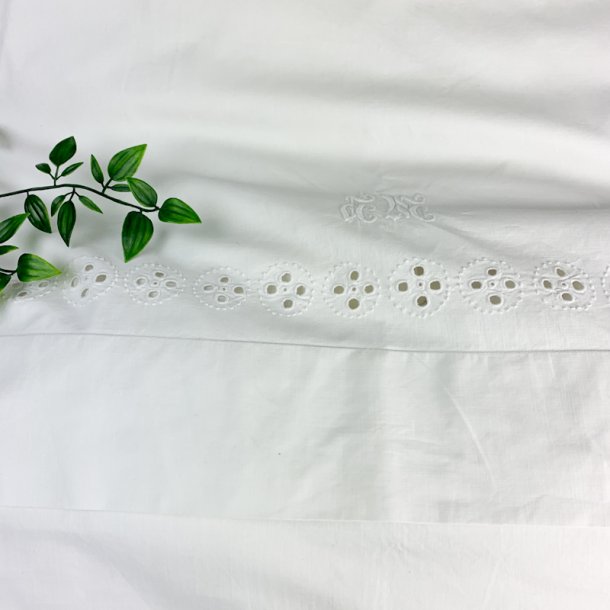 Hvid vintage babysenget�j med broderi