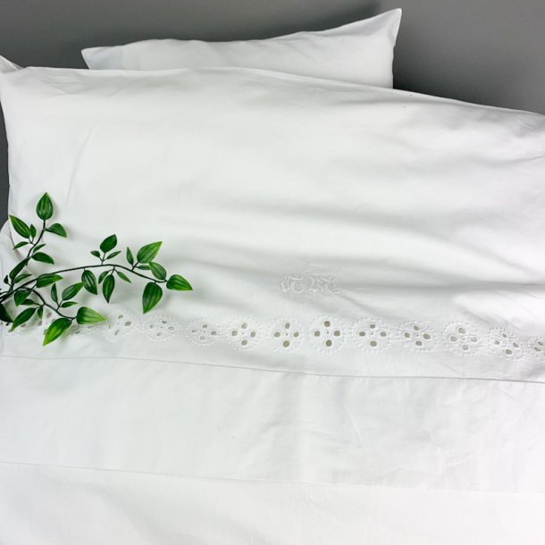 Hvid vintage babysenget�j med broderi