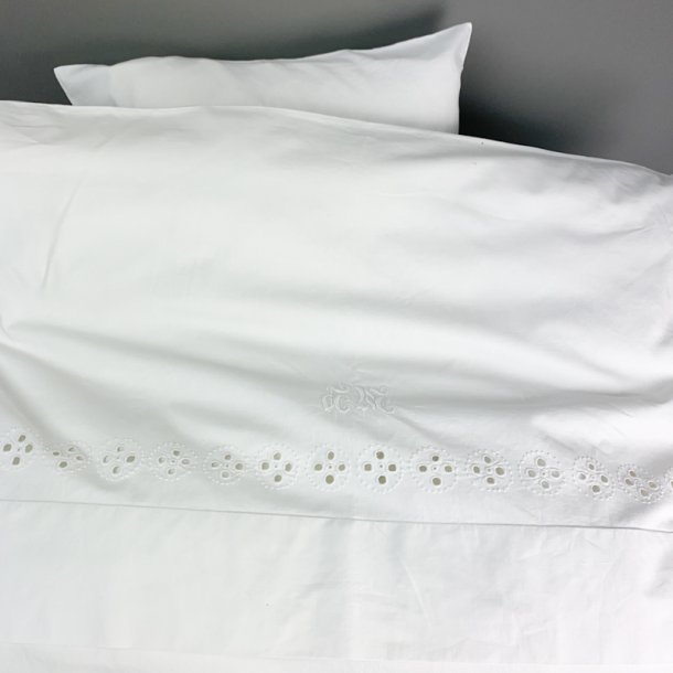 Hvid vintage babysenget�j med broderi
