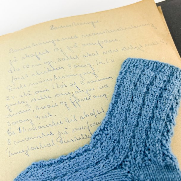 Vintage h�ndarbejdsl�rens strikkemappe