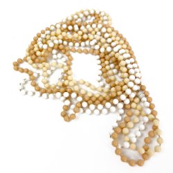 Tre beige vintage perlek�der