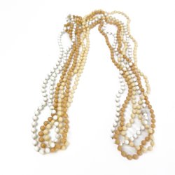 Tre beige vintage perlek�der